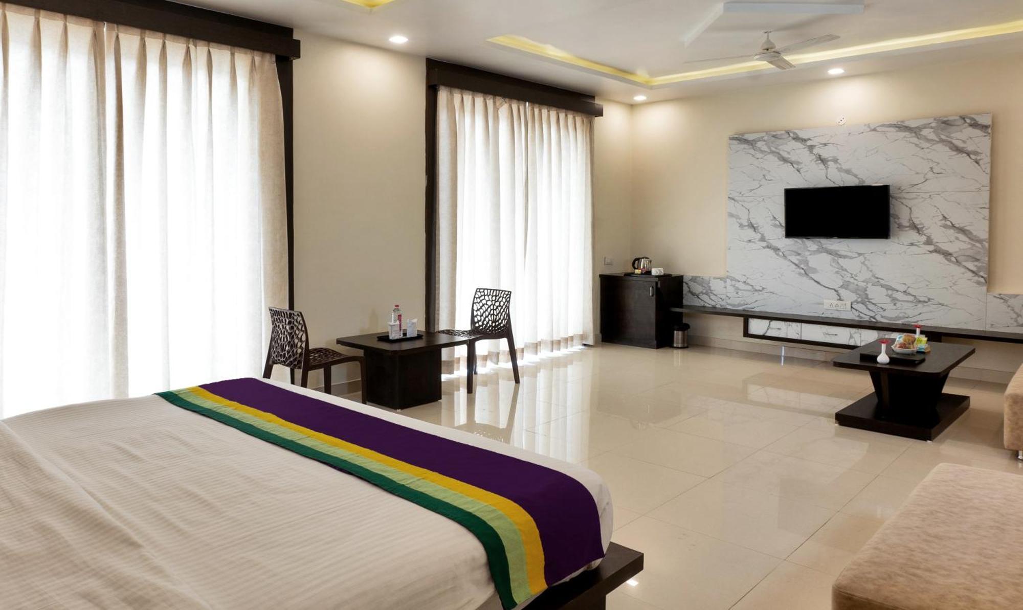 Treebo Premium Royal Amar With Mountain View, 2 Km From Pushkar Lake Exterior photo
