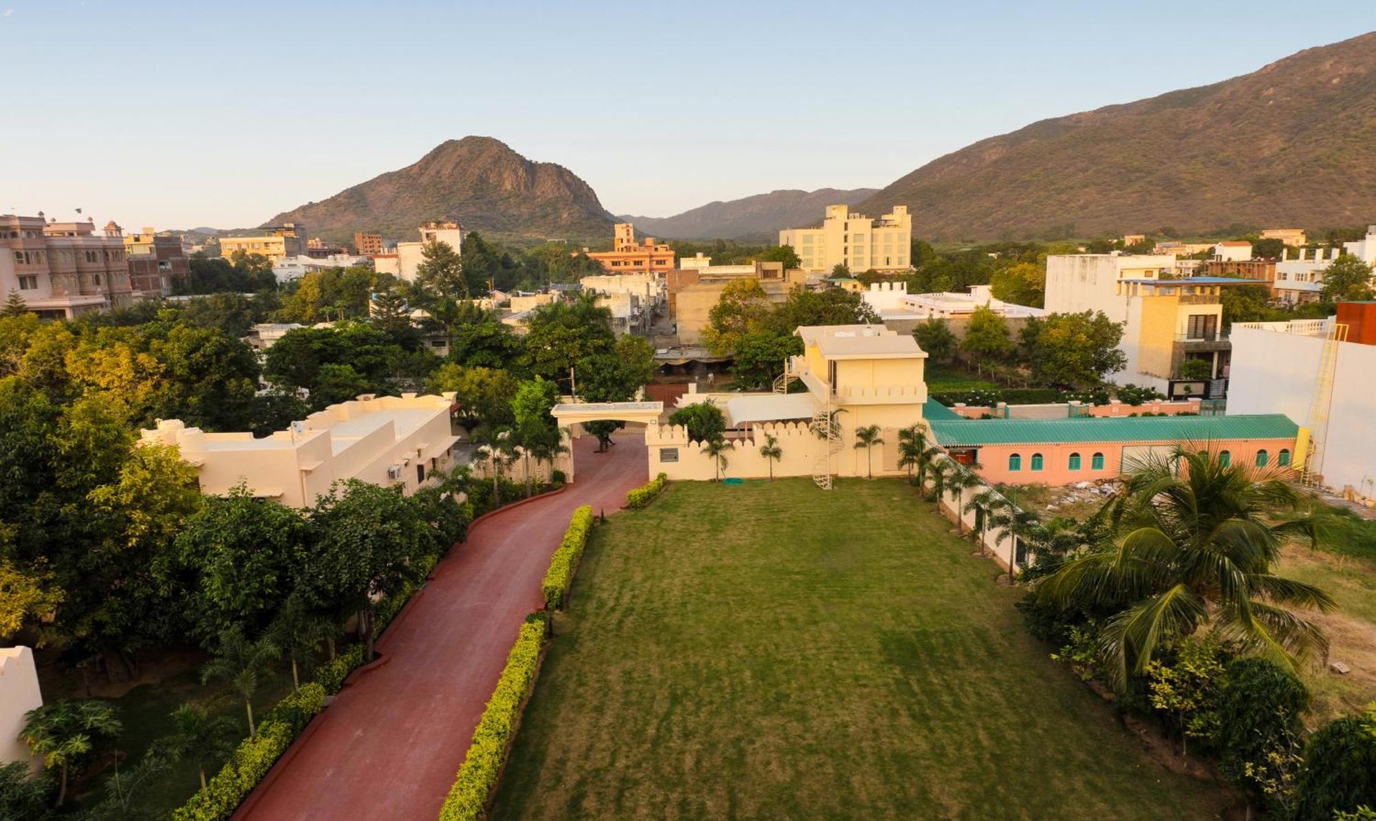 Treebo Premium Royal Amar With Mountain View, 2 Km From Pushkar Lake Hotel Exterior photo